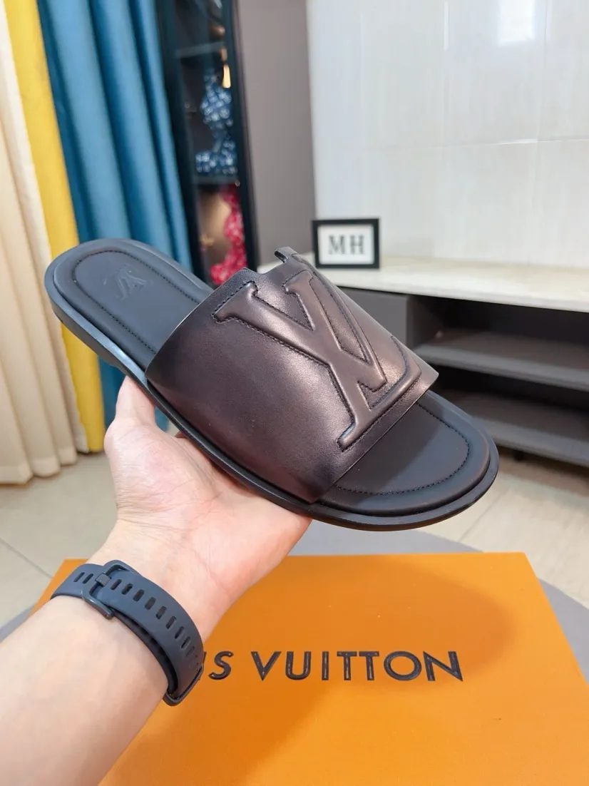 Men's men's shoes 💰360🌸🌸LV medium men's spring and summer slippers counter synchronization. The uppers are imported from Italy with open edge beads and color-changing logo graphics. High-quality craftsmanship. Soles: Original soles specially provided by the original factory. Exclusive molded soles are super comfortable. Original factory single goods. 🔍🔍High quality. You can enter and exit the counter at will. Welcome to compare. Size 38-45
